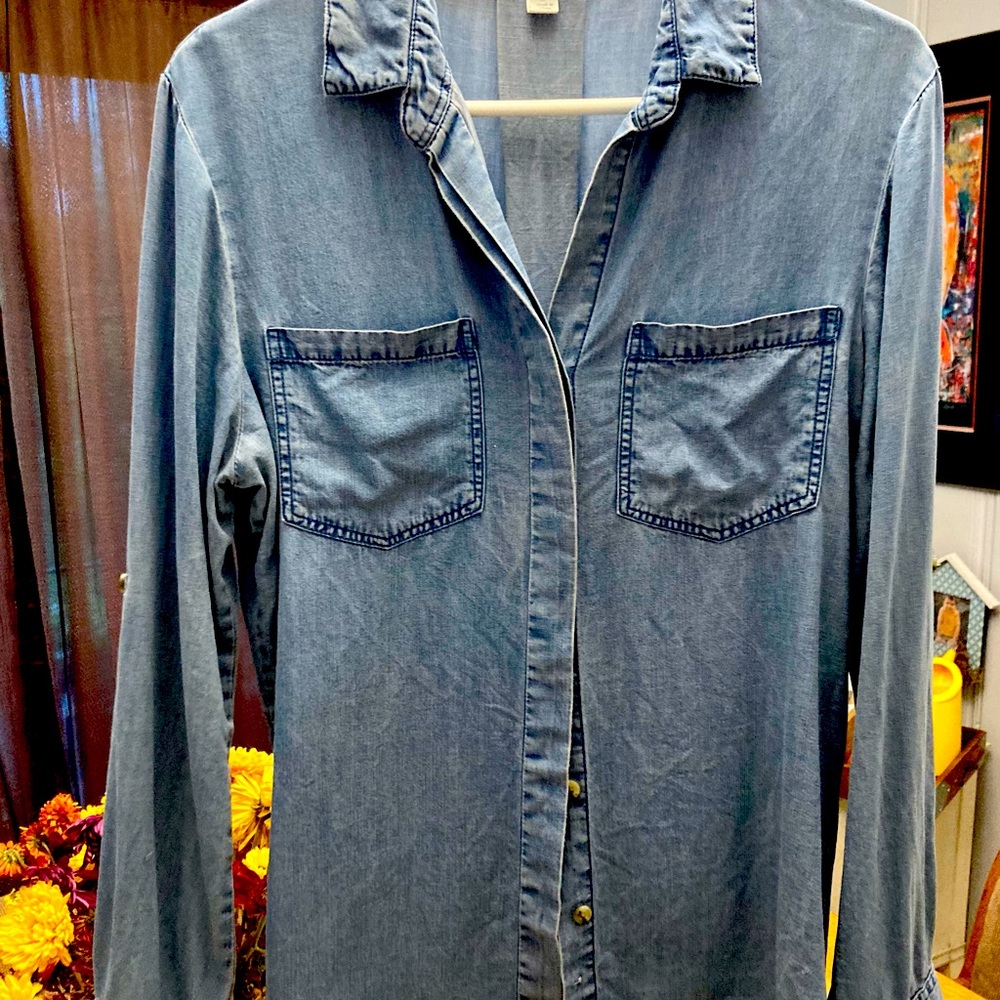 “Button” Boutique brand Chambray split back denim shirt Size S